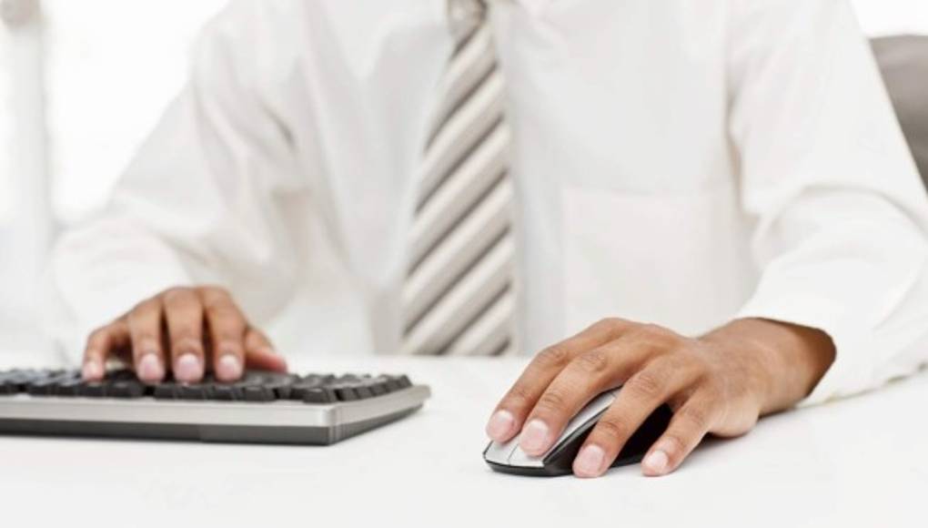 Una buena posición del teclado evita problemas musculares