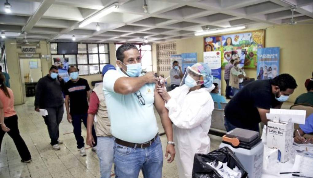 Más de 1,000 empleados de la salud vacunados el primer día