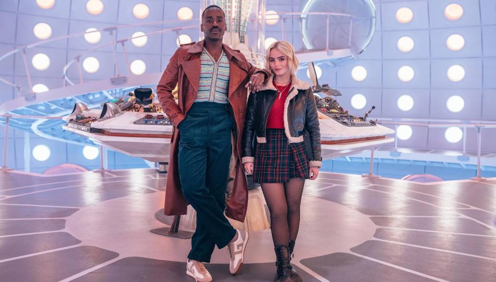 “¡Aparentemente!”, agrega rápido, secundado por la actriz Millie Gibson, con la que tiene una evidente química y que será Ruby Sunday, su compañera inseparable de aventuras durante la decimocuarta temporada de la serie de la que Disney hizo un adelanto en un programa especial la pasada Navidad.