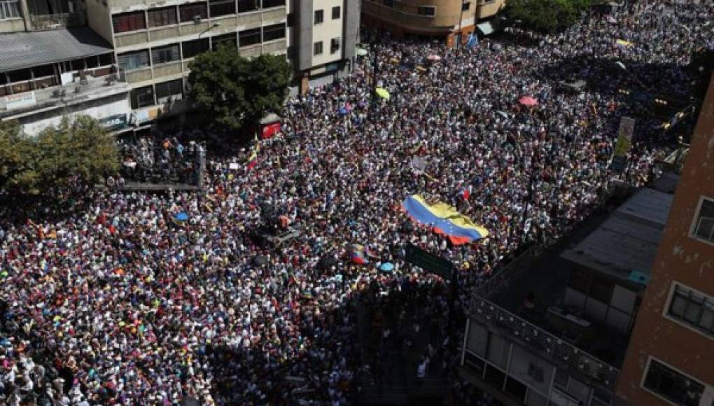 Venezolanos exigen a Maduro permitir ingreso de ayuda humanitaria