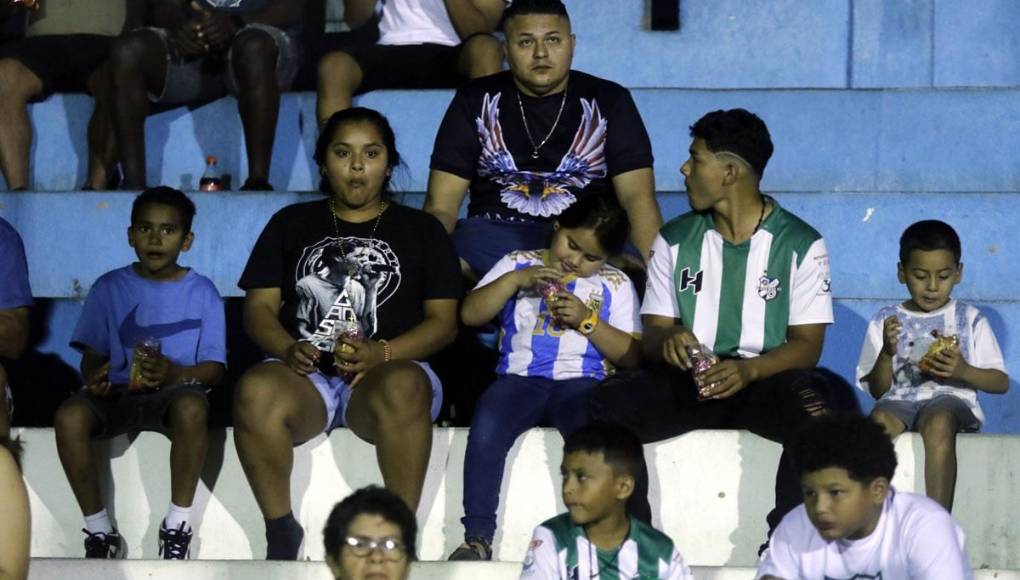 Aficionados del Platense llegaron al estadio Rubén Deras de Choloma para apoyar a su equipo en el debut ante el conjunto cholomeño.