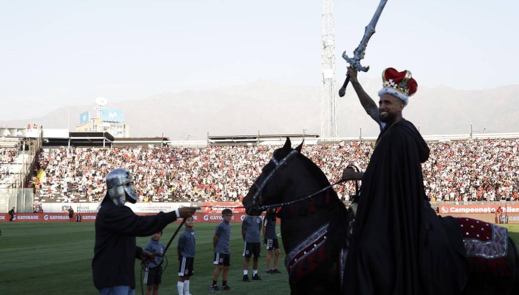 Luego Arturo Vidal llegó montado a caballo y con toda la vestimenta, que incluyó una corona de rey y una espada que le dieron en mano y no tuvo que sacarla de una piedra como la de ‘Excalibur’, en la leyenda del rey Arturo de Bretaña, personaje de la literatura europea. 