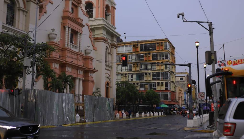 Pese a la lluvia de este viernes, el pronóstico para este sábado indica que continuarán las temperaturas altas.