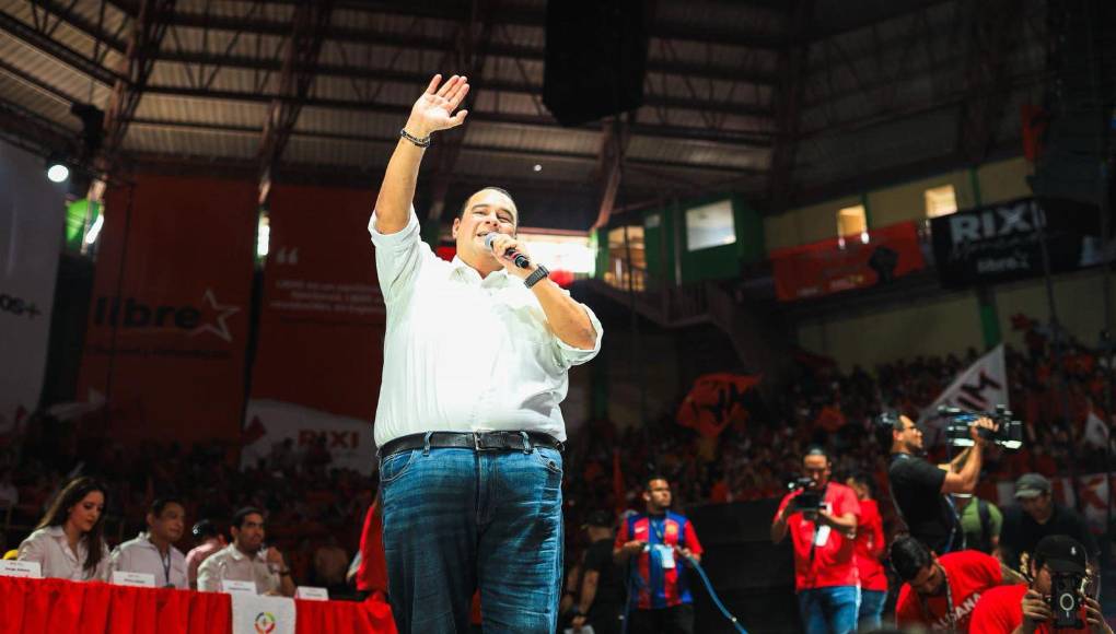 Sin embargo, también ha sido cuestionado por no poder solventar la escasez de agua en barrios y colonias que nunca han tenido acceso a este servicio, así como la poca construcción de puentes e implementación de medidas que ayuden a reducir el tráfico en la ciudad.