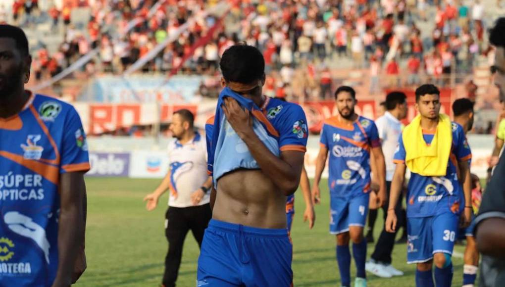 La tristeza de los jugadores de la UPN tras la derrota contra el Vida.