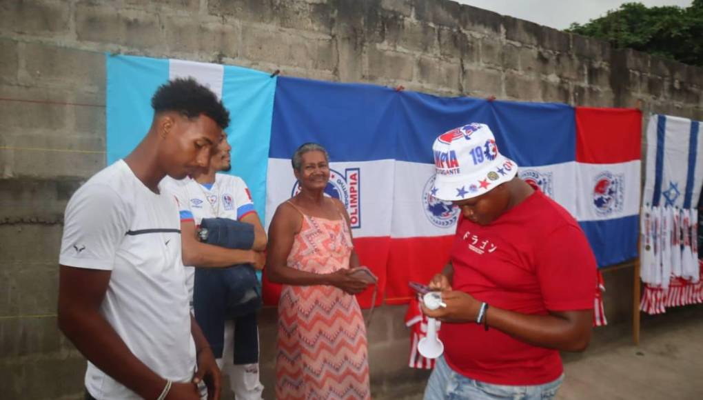 La familia del goleador del Olimpia se aprestó desde muy temprano al estadio para alentar al goleador del conjunto Albo.
