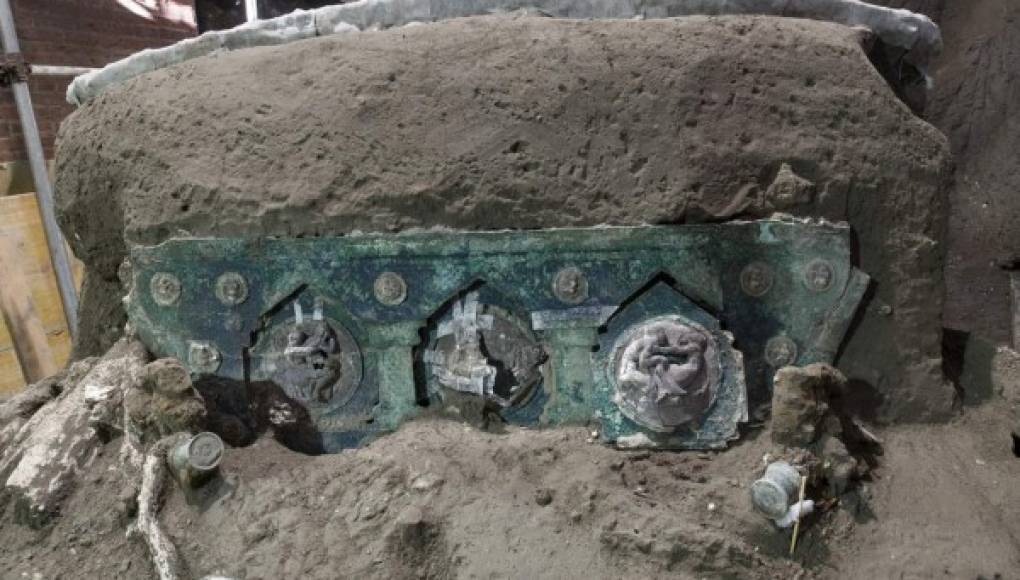 Descubren antiguo carruaje de ceremonias cerca de Pompeya en Italia