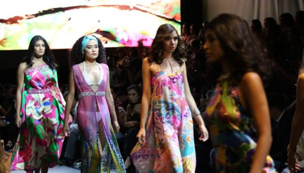 Colores y sastrería dominan la pasarela