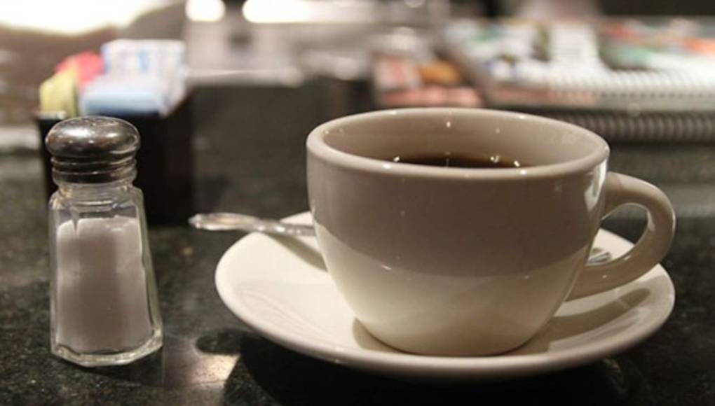 Conozca la razón por la que debería añadir sal a su café