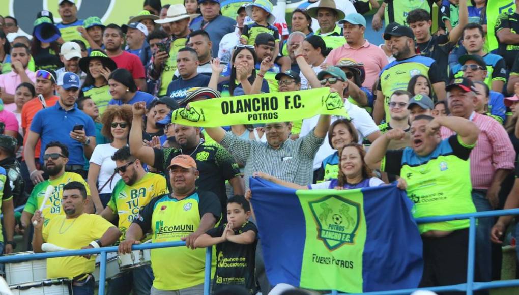 Samuel García, presidente del Olancho FC, celebró como uno más en las graderías junto a los aficionados.