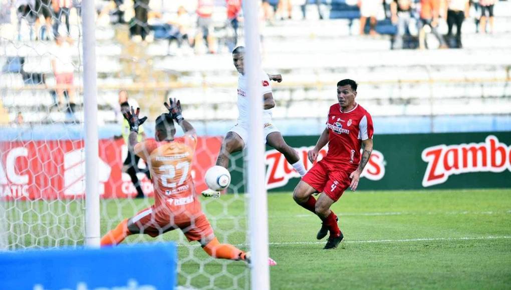 Así marcó Kevin López su gol para el 1-0 del Olimpia contra la Real Sociedad.