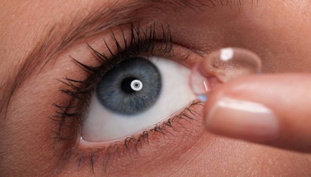 Las personas que usan lentes de contacto podrían tener unas bacterias oculares distintas, según un estudio