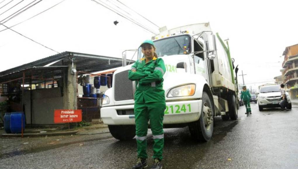 Exreina de belleza maneja camión recolector de basura