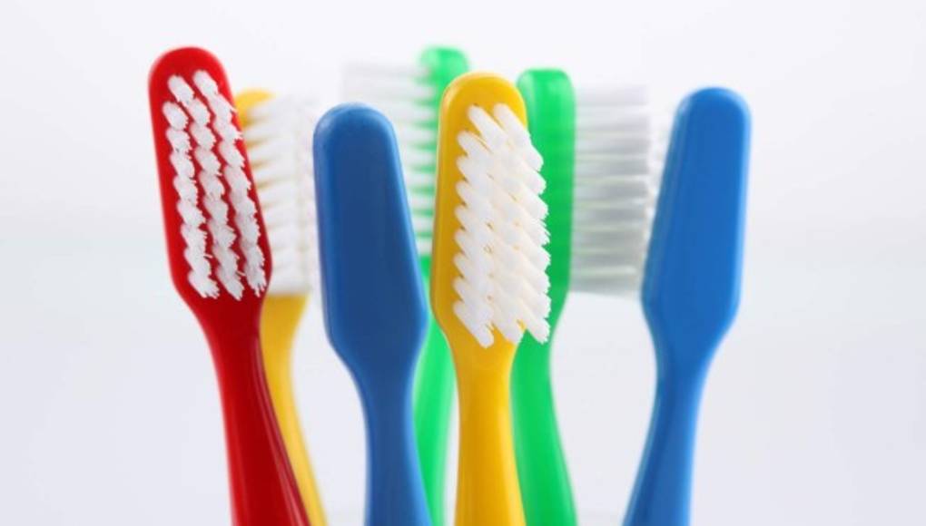 ¿Comparte un baño con muchas personas más? Su cepillo dental puede tener 'materia fecal'