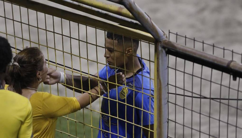 Onan Rodríguez recibió el apoyo de su familia y lo celebró al final del partido.