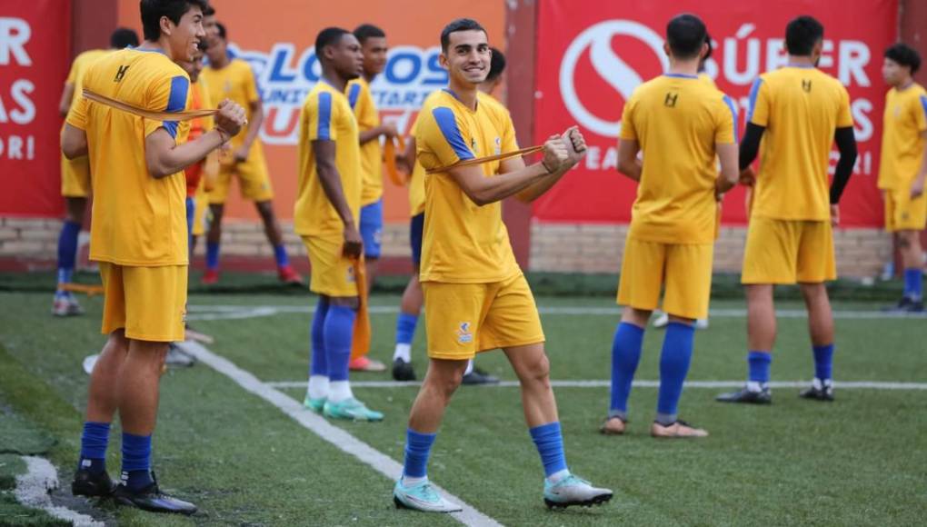 Carlos Andrés Estrada - El mediocampista jugó 33 minutos en el torneo en 3 partidos con los lobos de la UPNFM, a donde llegó del Vida, donde no logró debutar.