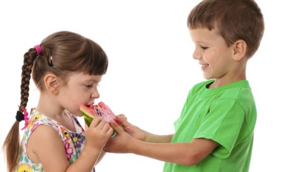 Enseñe a su hijo a compartir con los demás