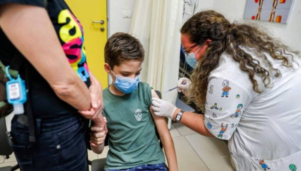Pfizer y Moderna estudian efectos secundarios de vacuna en niños de 5 a 11 años