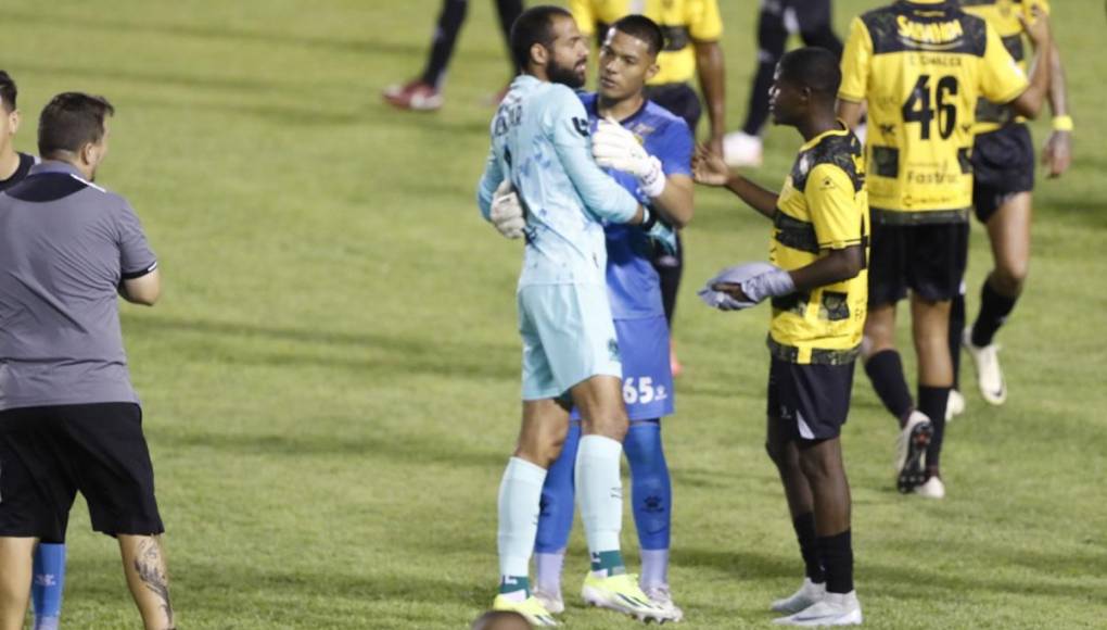Edrick Menjívar se abraza con Onan Rodríguez al final del partido.