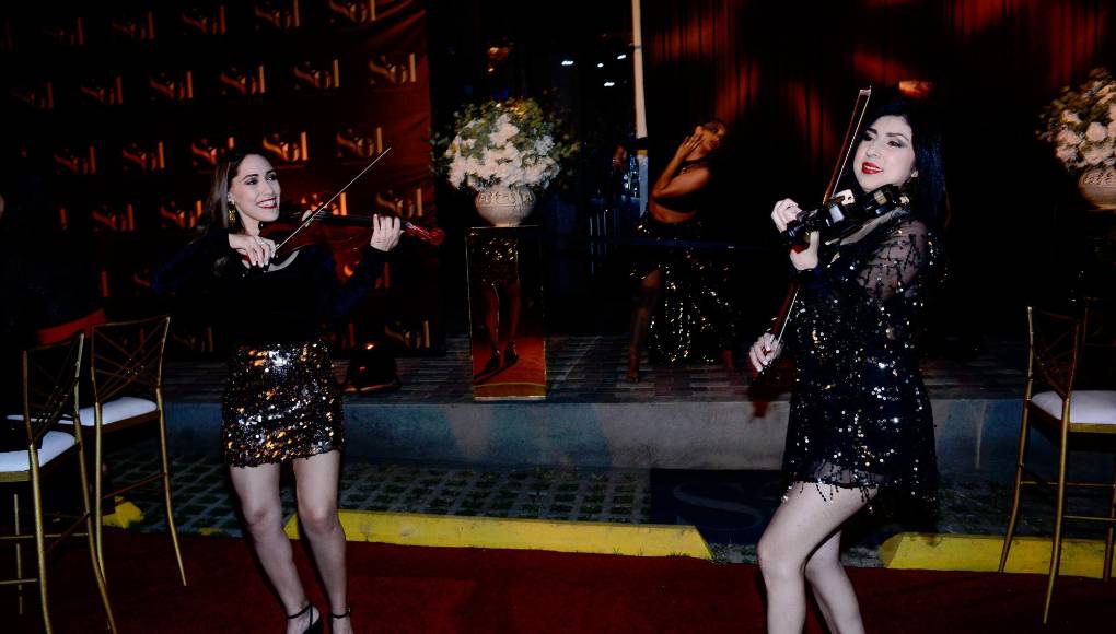 Romanza Electric Duet amenizó con música instrumental.