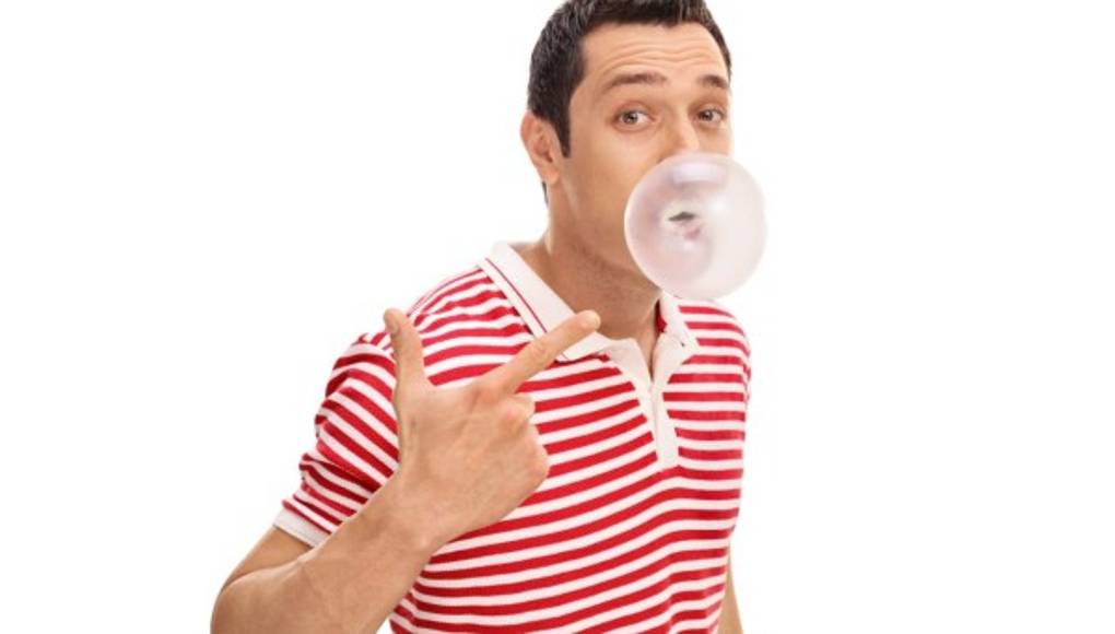 Mascar chicle caminando podría ayudar a combatir el sobrepeso