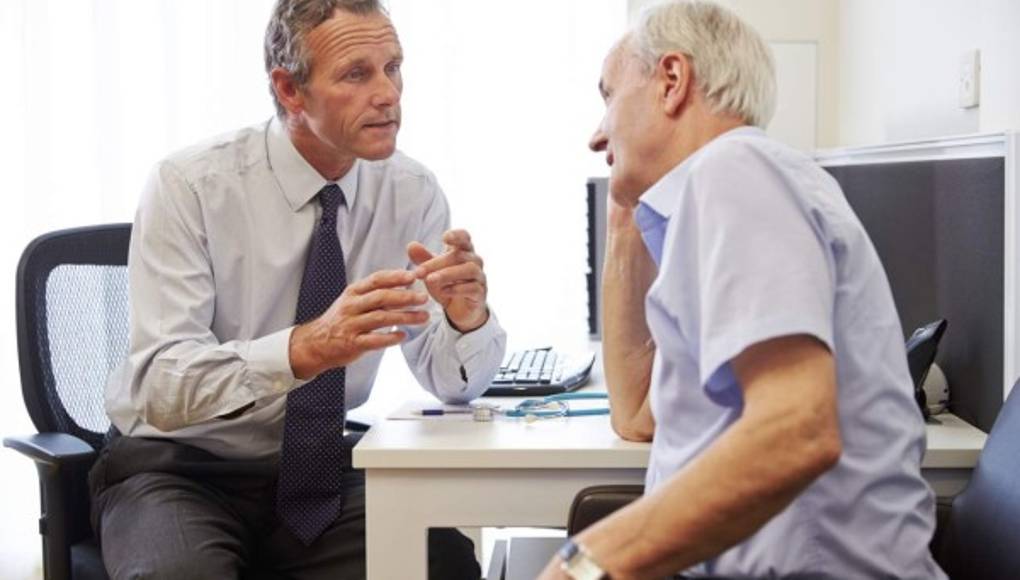 El médico debe identificar a tiempo males en el adulto mayor