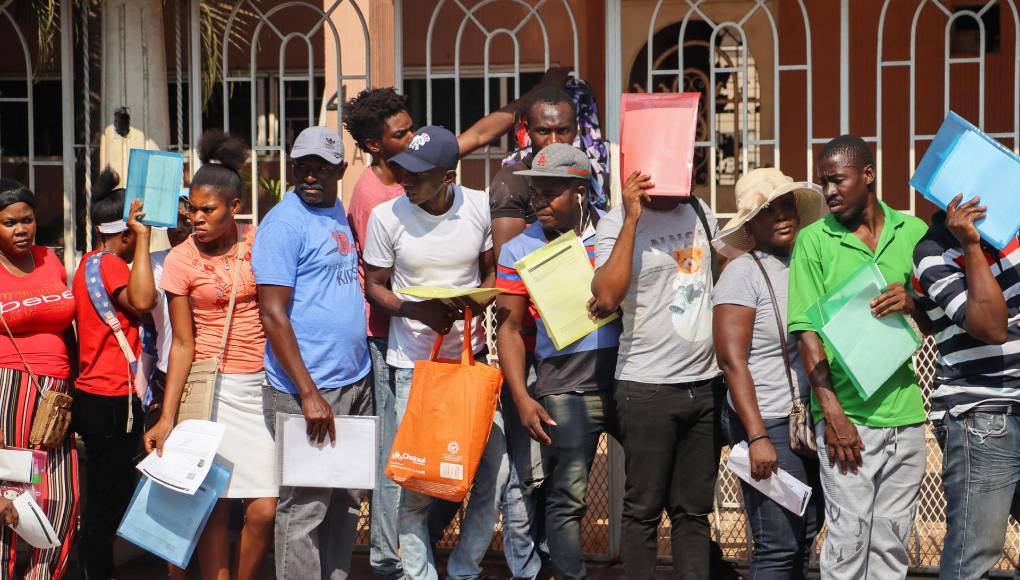 MEX2350. TAPACHULA (MÉXICO), 19/03/2024.- Migrantes permanecen en las instalaciones de la Comisión Mexicana de Ayuda a Refugiados (Comar), este martes en la ciudad de Tapachula, en Chiapas (México). Miles de migrantes, en su mayoría de Haití y Honduras, saturaron este martes las oficinas de Comar en la frontera sur de México, lo que provocó enfrentamientos por la disputa de los espacios para recibir atención. EFE/Juan Manuel Blanco 