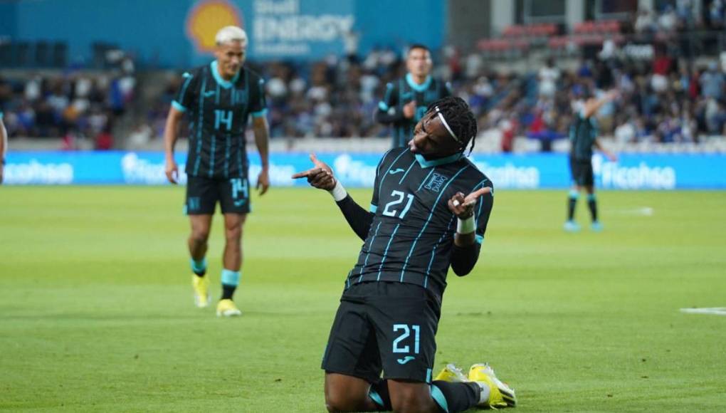 Y al minuto 61, Bryan Róchez regresó al gol con la H y de cabeza marcó el empate para Honduras en Houston.