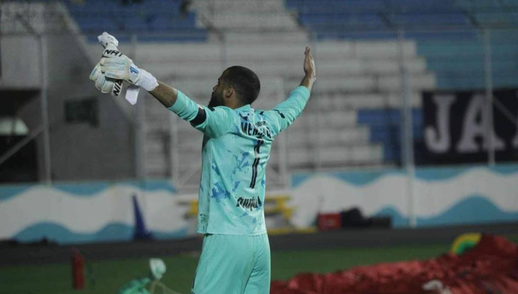 Edrick Menjívar respondió provocando a los aficionados motagüenses antes de entrar al vestuario.