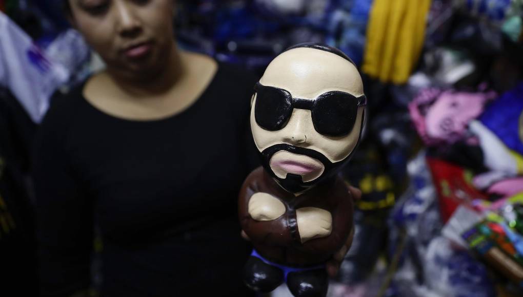 Los centros penitenciarios, sentencia, “son básicamente centros de tortura”, con más de 180 casos documentados por la organización de reos muertos, “y las condiciones incluso cuando salen los cuerpos son totalmente deplorables, personas que se han muerto literalmente de hambre”, otros con cicatrices, “el mismo cuerpo habla por sí mismo”. 