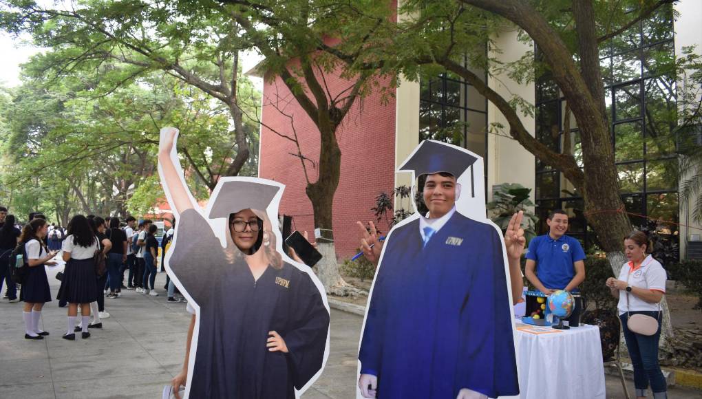 Coordinadores y estudiantes de las diferentes carreras también compartieron con los colegiales facilitándoles los requisitos y las aptitudes para pertenecer sus destacadas unidades acdémicas dentro de la UPNFM-SPS.