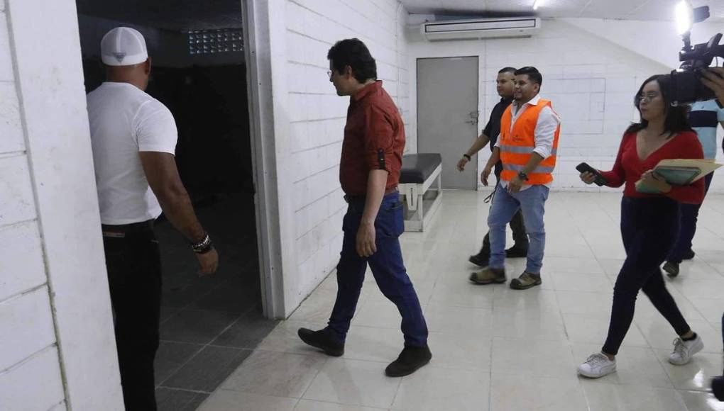 El motivo de la visita de Moncada fue para la firma de la remodelación de los camerinos de local, de visita y de los árbitros en el estadio Morazán.