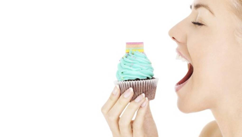 La dieta rica en azúcar y grasa se vincula con un tejido más denso en los senos