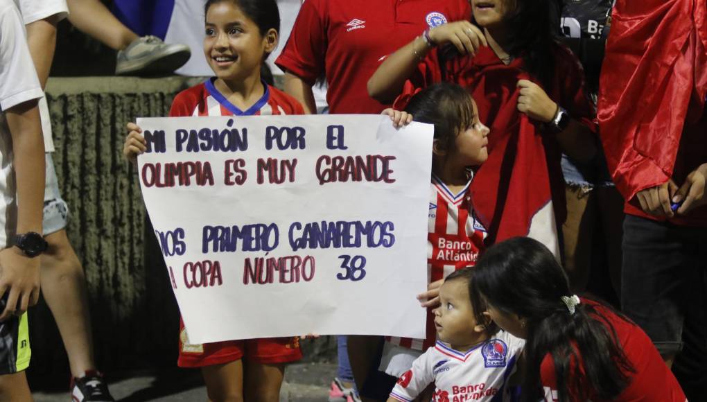 “Mi pasión por Olimpia es muy grande”, decía uno de los carteles de los pequeños aficionados merengues. 