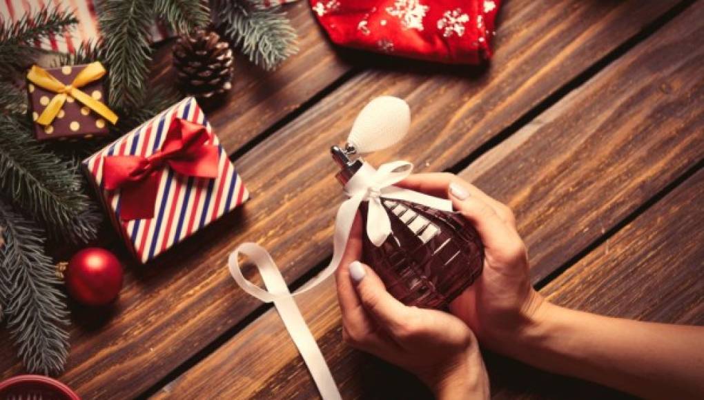 Ocho razones para regalar un perfume en Navidad