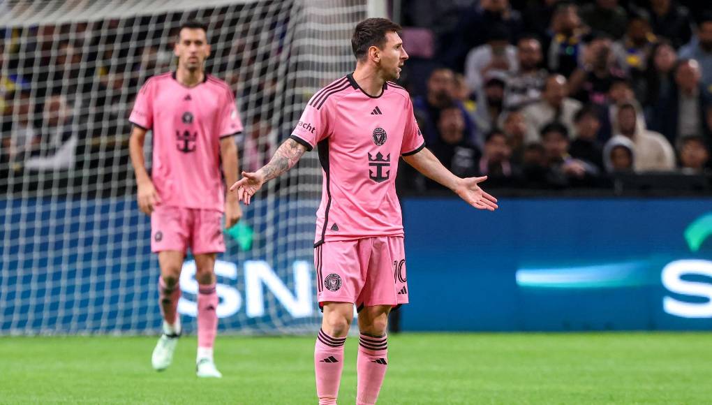 A falta de siete minutos para el final, y cuando Talisca ya había colocado el 6-0 en un fulminante contragolpe, Messi entró en el campo en medio de la euforia de los más de 25.000 aficionados.