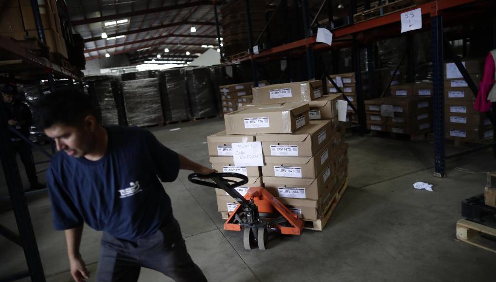Dormían en el suelo, en celdas al doble de su capacidad, con un vaso de “agua sucia” para pasar el día y “porcioncitas pequeñas” de comida. Barahona es un hombre fornido, no era así cuando salió del penal. “Yo perdí 80 libras en ese lugar, puedes ver mi cuerpo lleno de cicatrices y así es todo mi cuerpo, así estábamos todos”. 