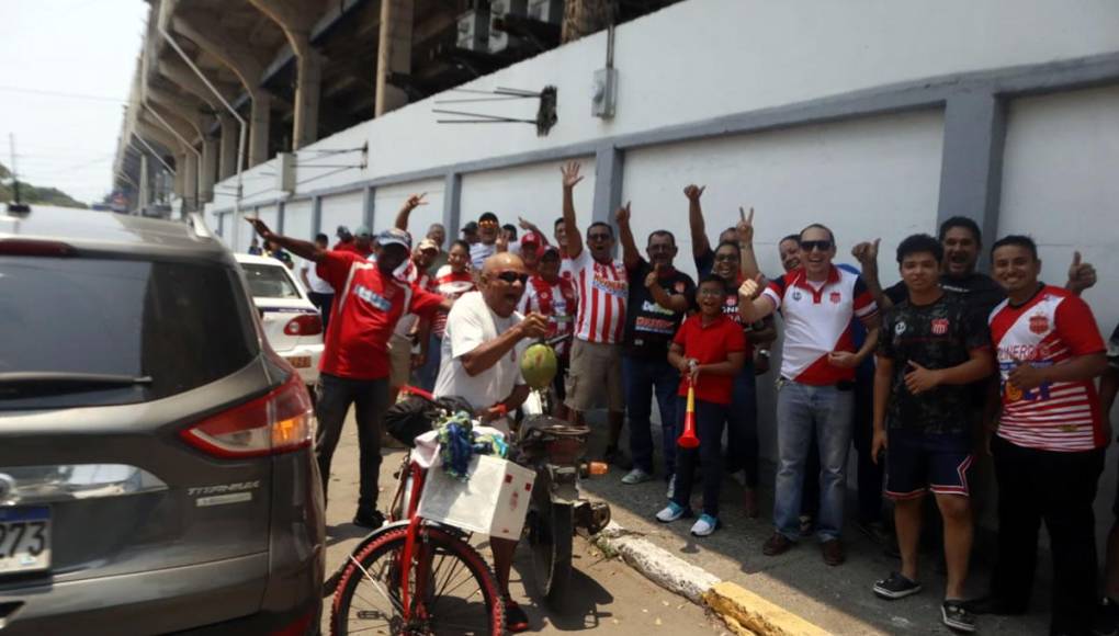 Desde tempranas horas los aficionados del Vida empezaron a hacer filas para entrar al estadio Ceibeño.