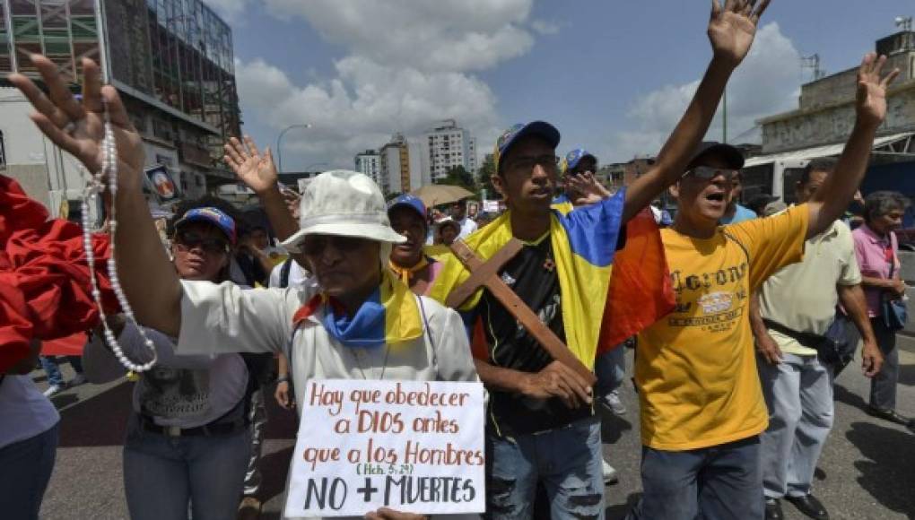 Oposición venezolana sale a la calle a defender libertad de expresión