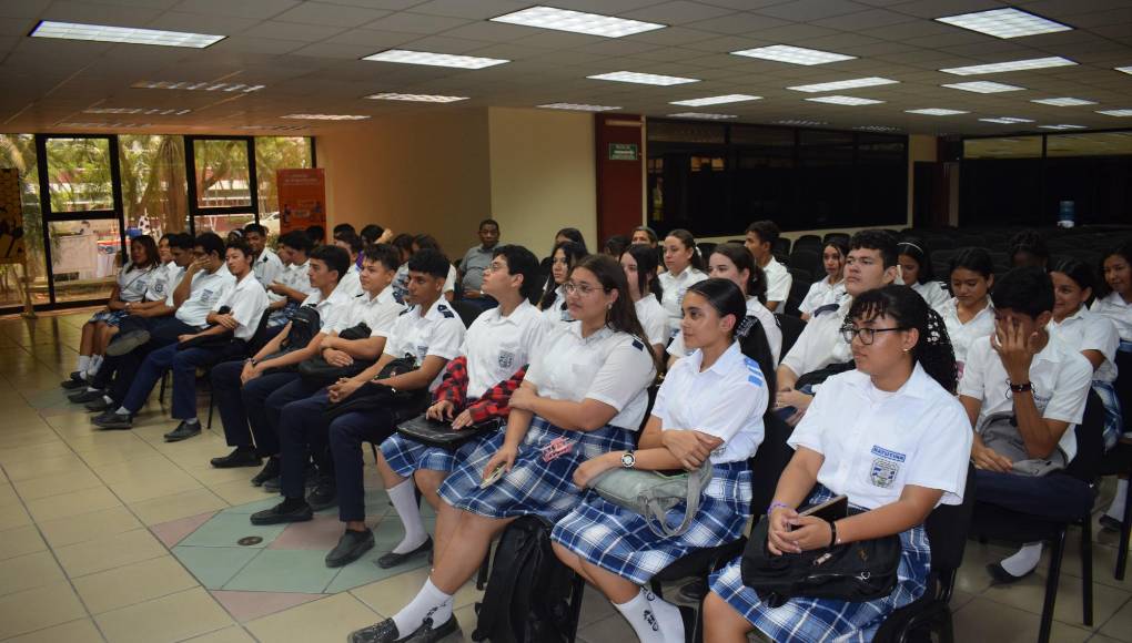 Cabe mencionar que, los estudiantes fueron recibidos por las autoridades universitarios encabezadas por la rectora Lexy Medina quien les dio la bienvenida al campus de los “Lobos UPNFM”.