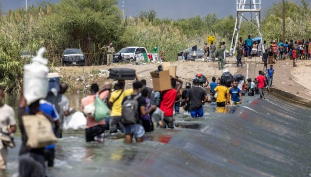 EEUU aumenta 'vuelos de deportación' para inmigrantes varados en Texas