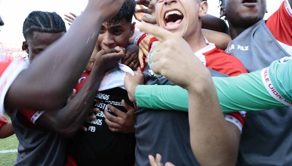 La locura de los jugadores del Vida en el festejo del gol de Clever Portillo.