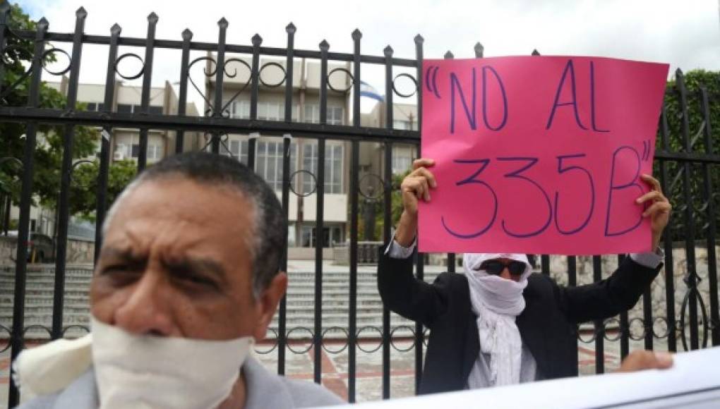 Periodistas y abogados exigen con plantón derogar artículo 335-B
