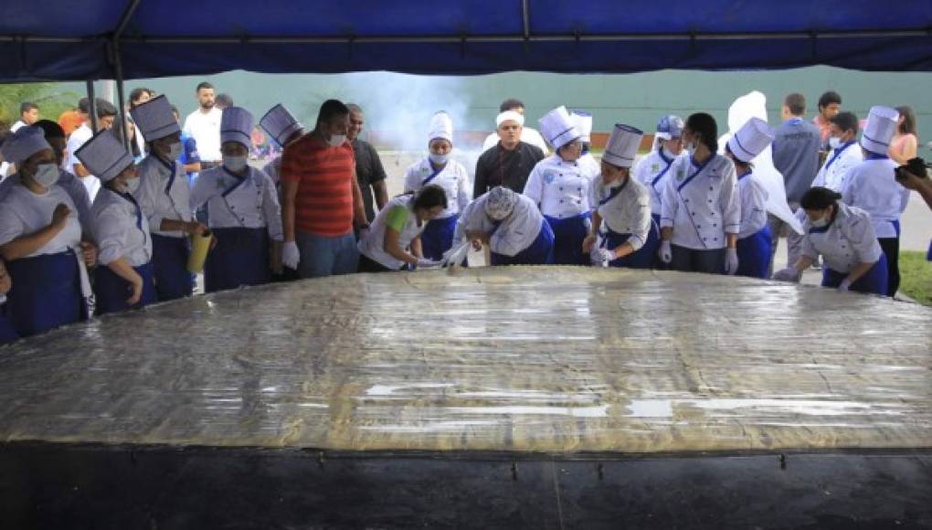 Elaboran en Tegucigalpa la baleada más grande del mundo