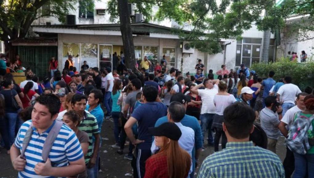 A contrarreloj ciudadanos reclaman tarjetas de identidad en San Pedro Sula