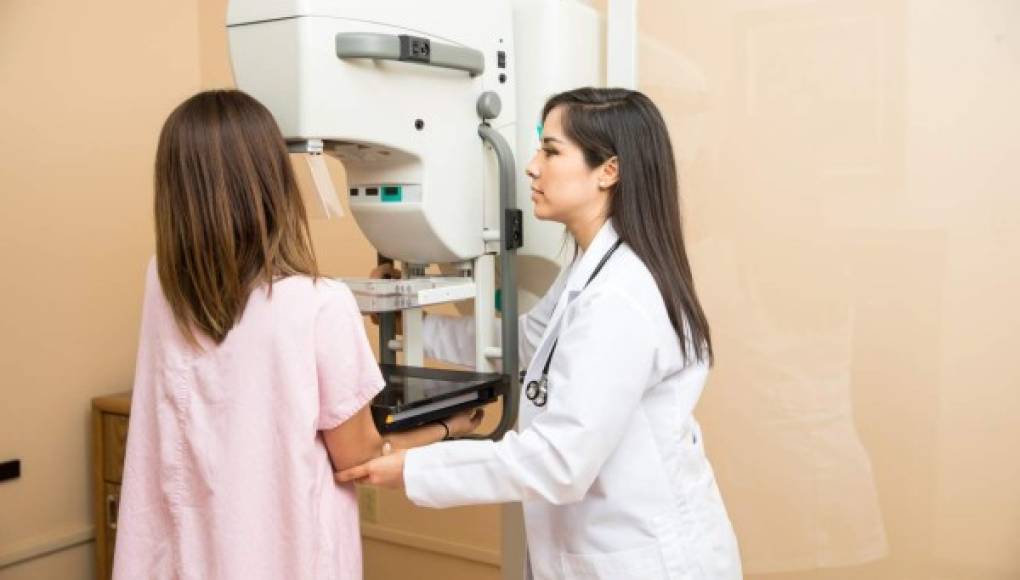 Algunas mujeres deben iniciar las mamografías a los 30 años de edad, según un estudio