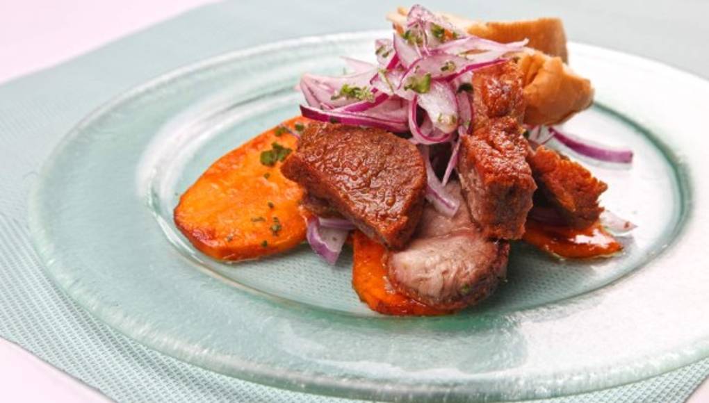 Chicharrón con camote y criollita