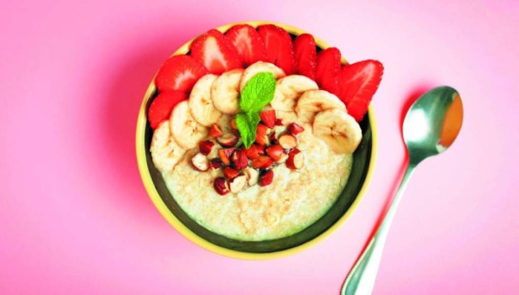 Bowl de avena con frutas y almendras  