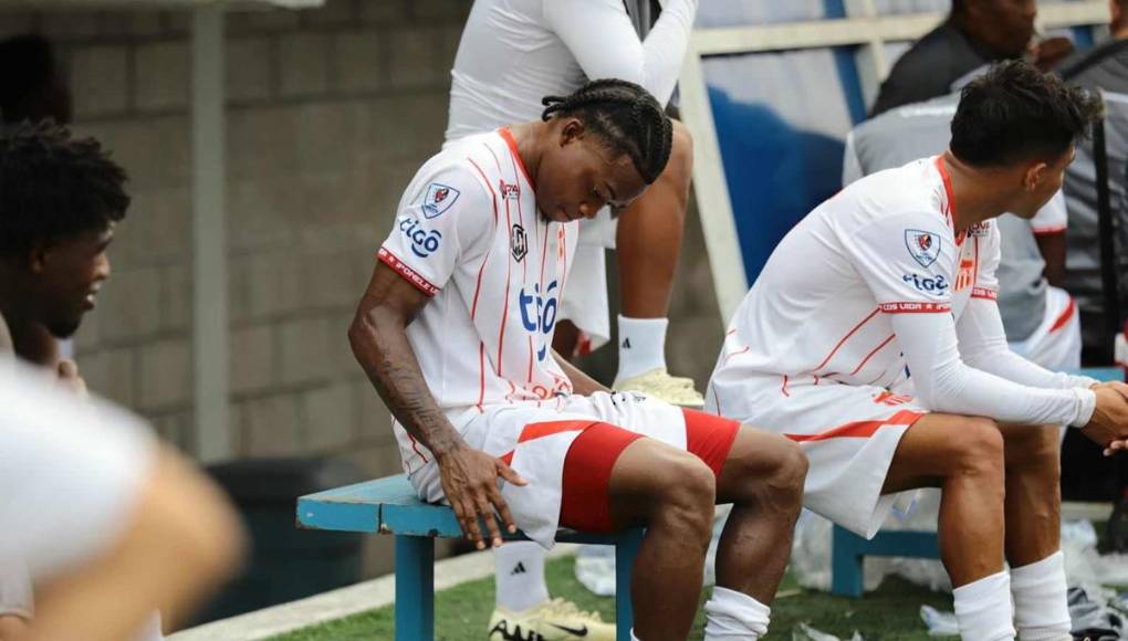 Los futbolistas del Vida no pudieron contener las lágrimas por el descenso a Segunda División.