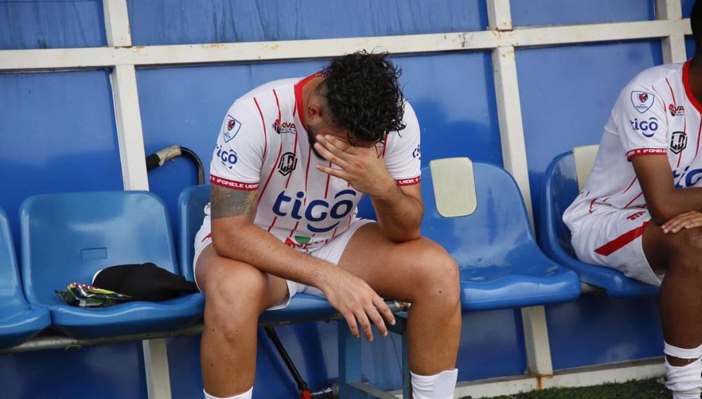 Los futbolistas del Vida no pudieron contener las lágrimas por el descenso a Segunda División.